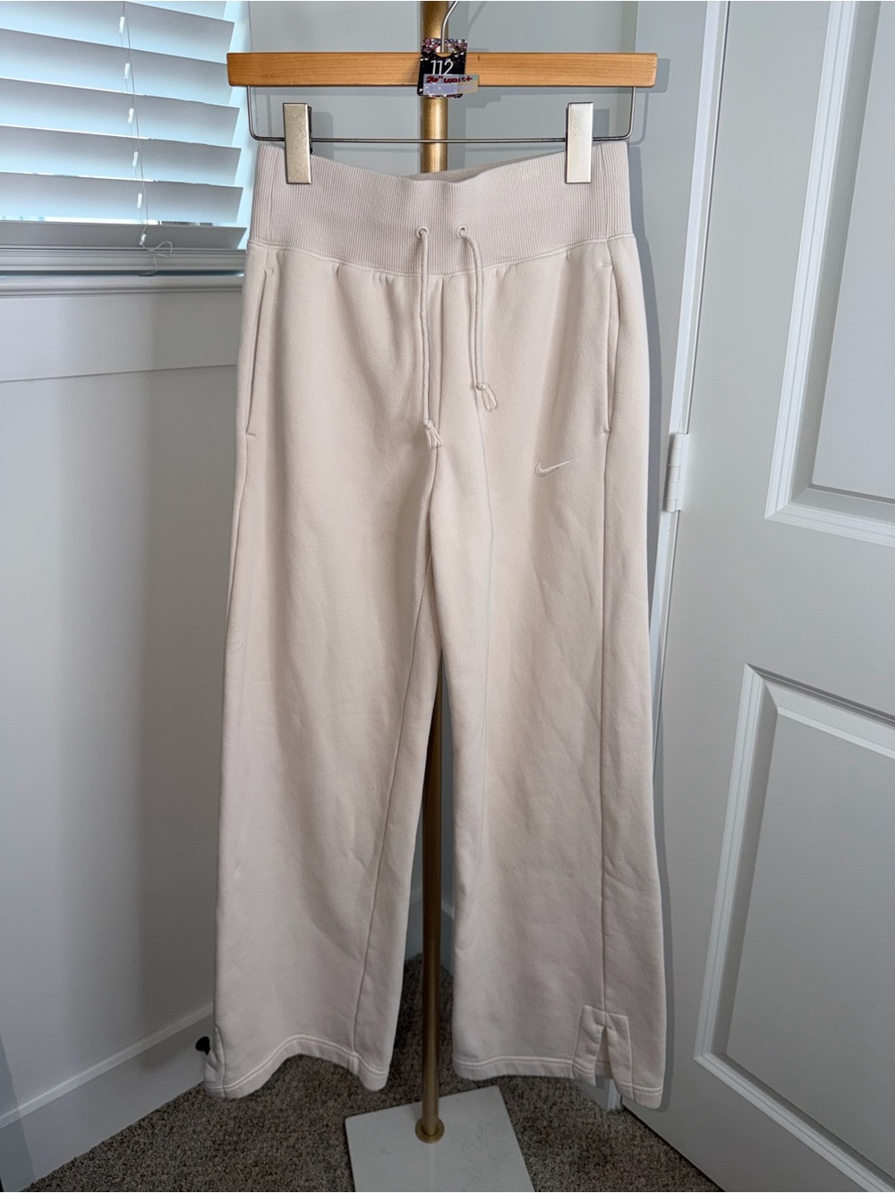 112. Nike Sportswear Phoenix Fleece HW Wide-Leg Sweatpants Light Orewood Barn